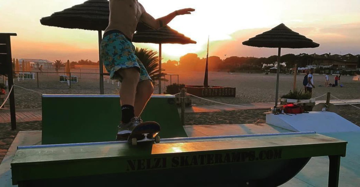 Skateboard in spiaggia Costa Azzurra